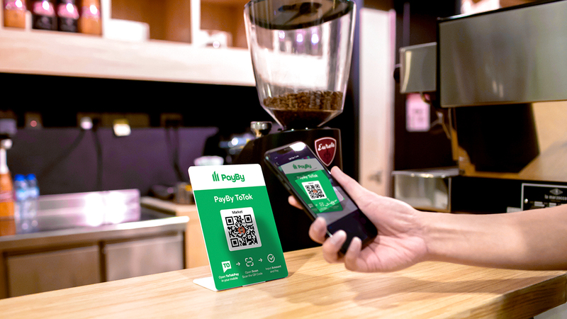 جائحة «كورونا» أدت إلى الإسراع بتبني تطبيقات الدفع الإلكتروني.  أرشيفية