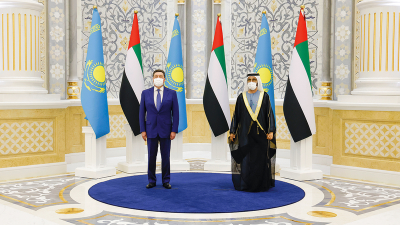 محمد بن راشد خلال استقباله أسكار مامين بقصر الوطن في أبوظبي.  وام