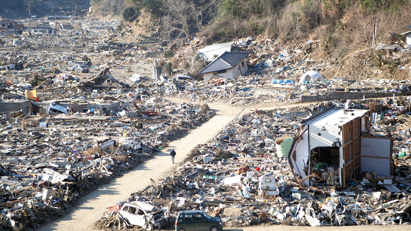 جميع منازل القرية تعرضت للدمار خلال «تسونامي» عدا منزلين.  من المصدر