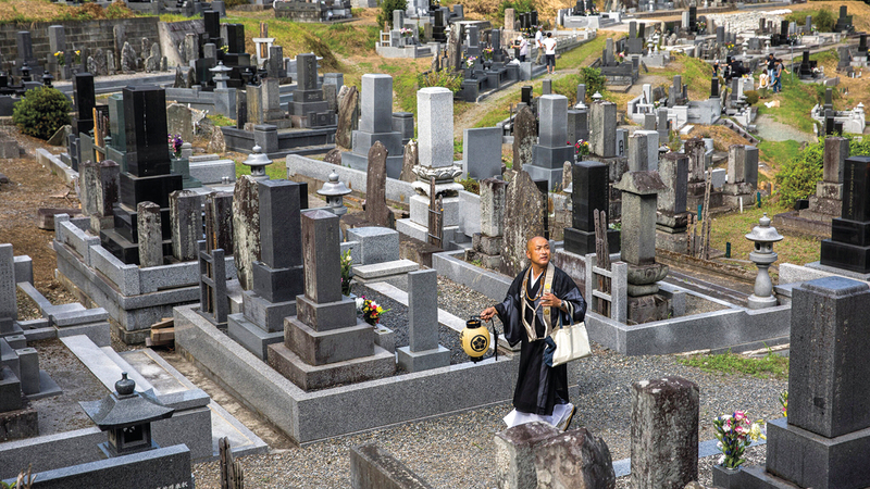 الراهب كوباياشي يزور المقابر المرتبطة بالمعبد.  من المصدر