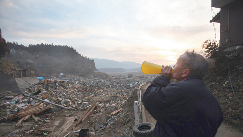 ساتو يدعو السكان المتبقين إلى العمل على إعادة بناء القرية.  	 من المصدر