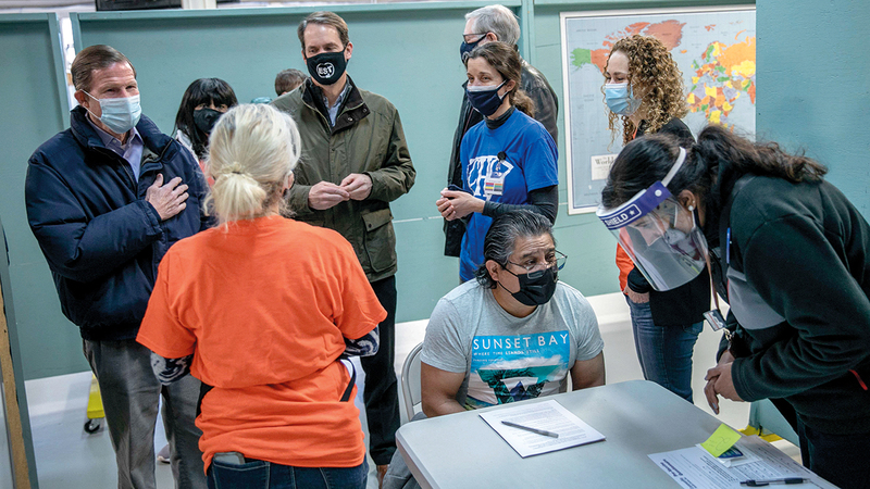 مركز لتلقيح المهاجرين الجدد ضد فيروس «كوفيد-19».   أ.ف.ب