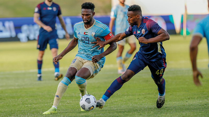 الكونغولي مبوكو يحاول قطع الكرة من أمام السنغالي ديوب. À تصوير: إريك أرازاس