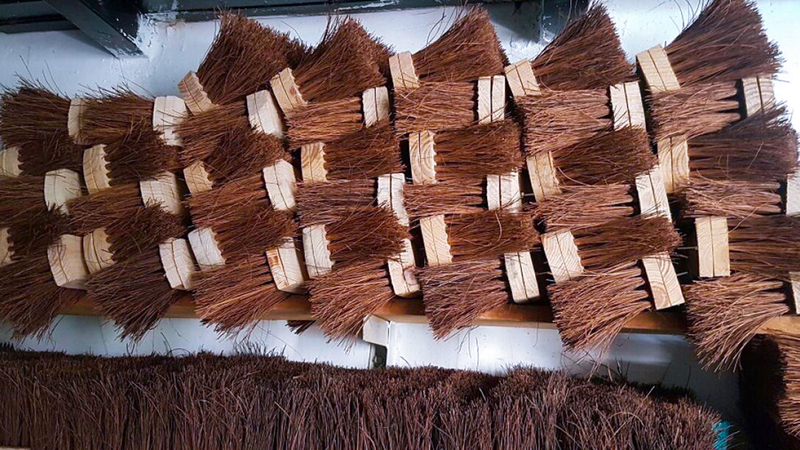 صناعات القش التي ينتجها سلامة. الامارات اليوم