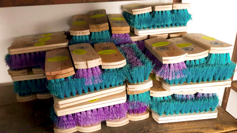 أشكال عديدة من منتجات القش يصنعها عماد ورفاقه.  الإمارات اليوم