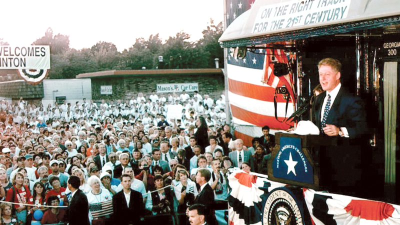كلينتون يستقل القطار.  غيتي