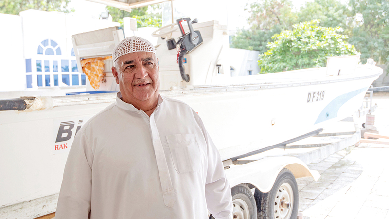 الفلاسي سعيد بقاربه الجديد الذي قدمه له «أبوظبي الإسلامي».  تصوير: أحمد عرديتي