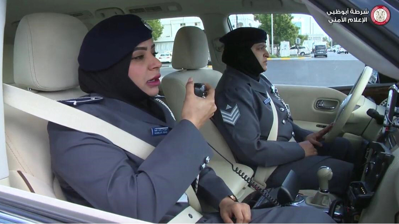 شرطة أبوظبي تكثف تواجد المرأة في الدوريات الأمنية.  من المصدر
