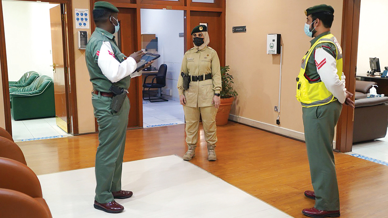 الملازم نوف أهلي خلال ممارسة عملها.    من المصدر