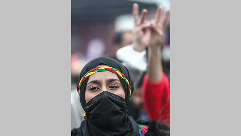 متظاهرة من أنصار حزب الشعوب الديمقراطي في تظاهرة احتجاج ضد سياسات أردوغان في إسطنبول.   إي.بي.إيه