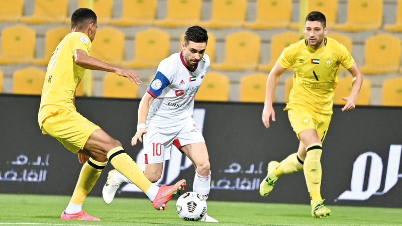 إيغور كورنادو يحاول المرور من دفاع الوصل.   الإمارات اليوم