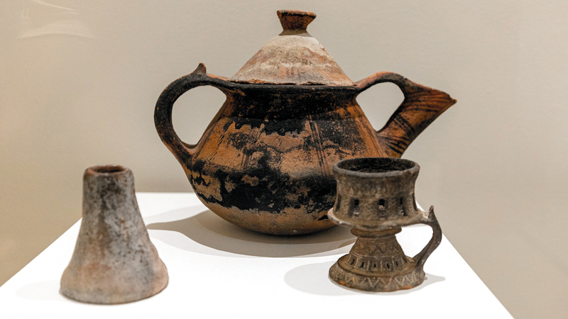 معروضات مميزة يعود عمرها إلى مئات السنين.  من المصدر