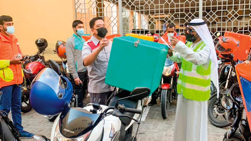 مفتش «طرق دبي» خلال تنفيذ الحملة على «ديلفري».                من المصدر