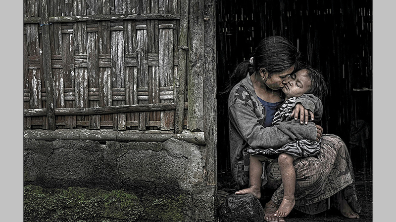 أم تمطر ابنتها بالقبلات.. وسماء تهطل بالخير في صورة جابريلا.  من المصدر