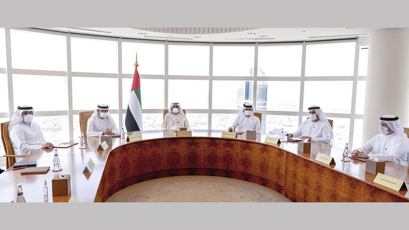 محمد بن راشد خلال ترؤسه اجتماع مجلس دبي بحضور حمدان بن محمد ومكتوم بن محمد.  وام