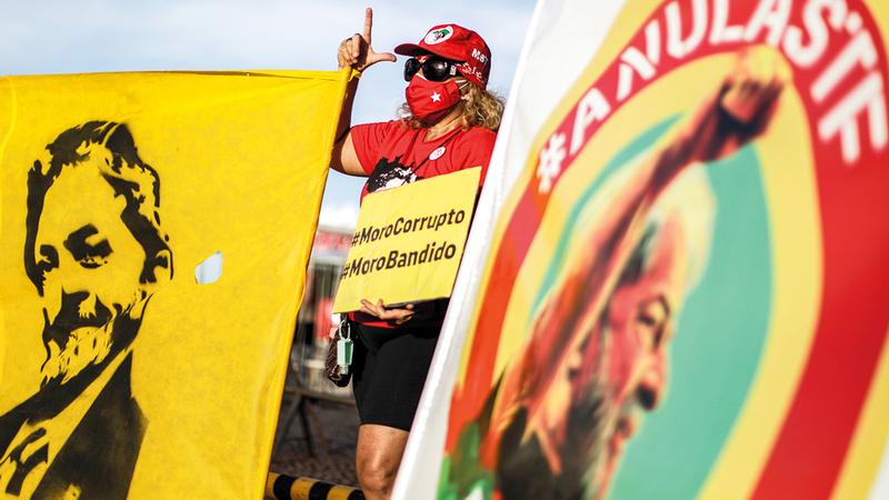 إحدى أنصار لولا ترفع صورته خلال تظاهرة تأييد له خارج مبنى المحكمة في ساوباولو. رويترز