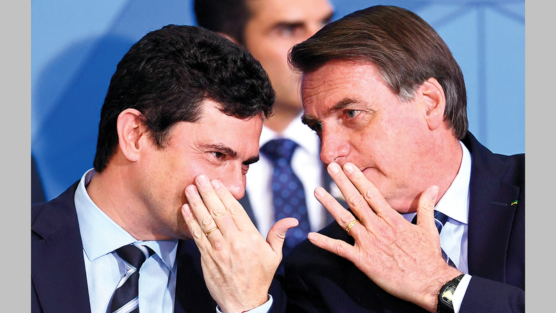 صورة أرشيفية تجمع الرئيس بولسونارو (إلى اليمين) ووزير العدل سيرجيو مورو المتهم بالانحياز وتسييس قضية محاكمة لولا.  أ.ف.ب