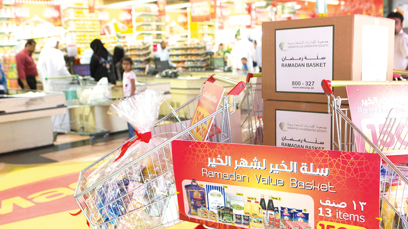 السلة تتضمن سلعاً يكثر استهلاكها في رمضان مثل الزيت والأرز والمعكرونة والسكر والتمر. À تصوير: أحمد عرديتي