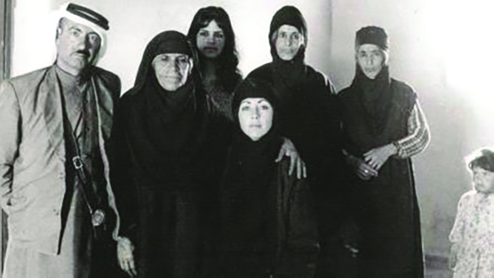 سيلفيا رافاييل في سورية مع مجموعة بدويات اثناء قيامها بعملية تجسس. أرشيفية