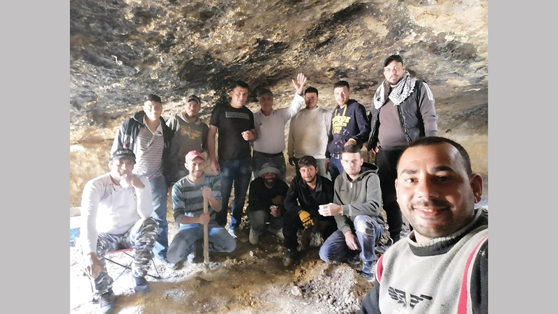 محمد ضيف فرج صاحب مبادرة تعمير الكهوف.  الإمارات اليوم