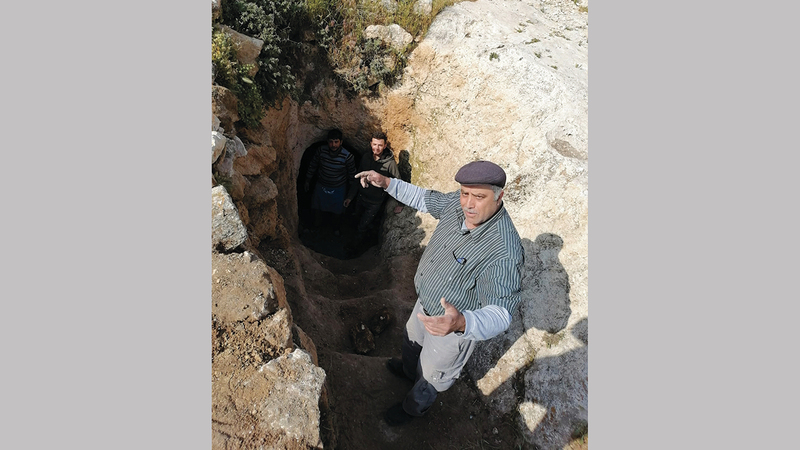 لجأت ثماني عائلات في خربة المراجم إلى شقّ الكهوف من أجل العيش فيها، والسكن بعيداً عن مطاردة الاحتلال، ولكن قرار المنع حرمهم من استكمال العمل.