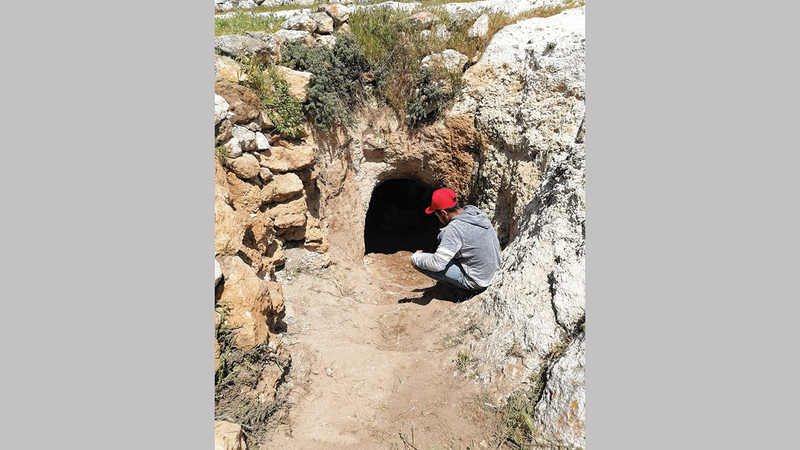 الاحتلال يمنع

سكان المراجم من ترميم منازلهم، أو القيام بعمليات بناء جديدة

فوق الأرض، ويحظر

حفر وترميم الكهوف تحتها.