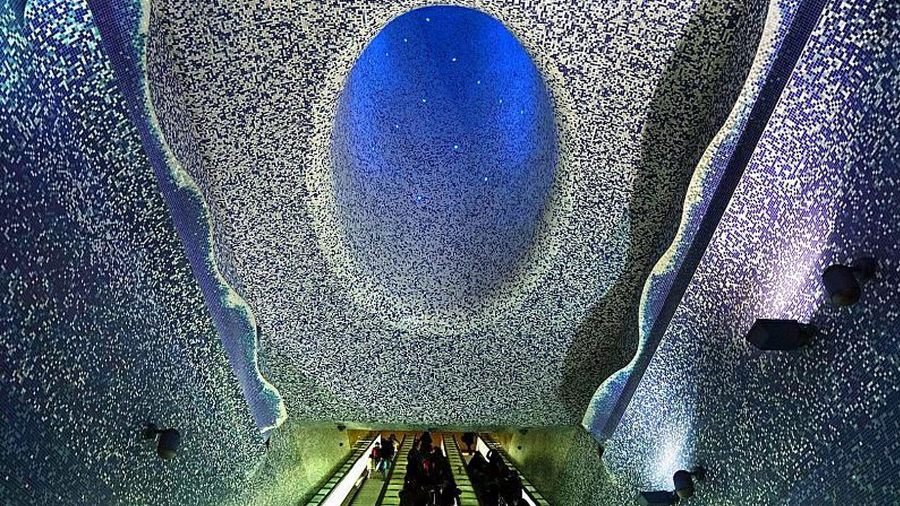 محطة أنفاق توليدو في نابولي الإيطالية