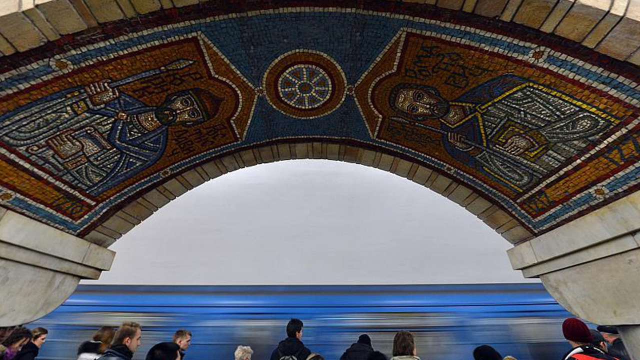 محطة مترو أرسينالنا في العاصمة الأوكرانية كييف