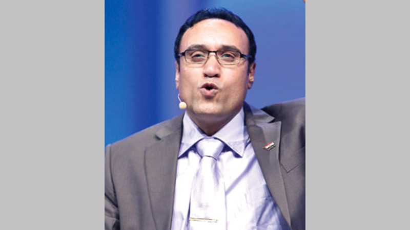 علاء جانب من بين المشاركين في الأمسية.  أرشيفية