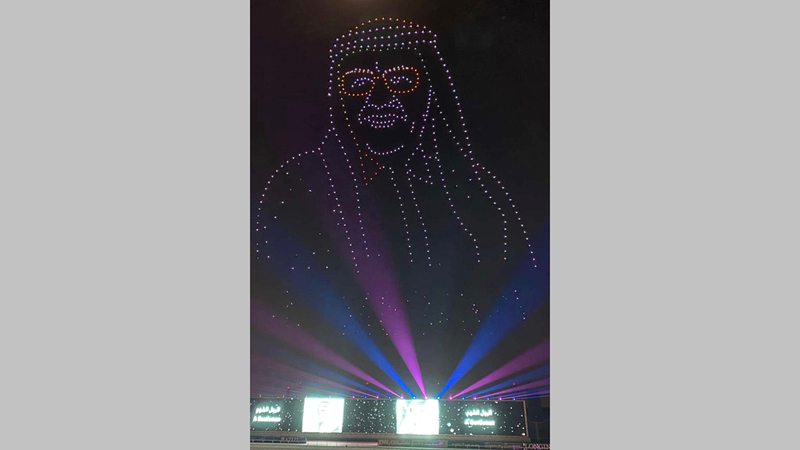 اللجنة المنظمة العليا لنسخة اليوبيل الفضي في كأس دبي العالمي الـ25 تعرض عملاً فنياً ورسومات بالليزر تستذكر مسيرة عطاء المغفور له الشيخ حمدان بن راشد آل مكتوم.  الإمارات اليوم