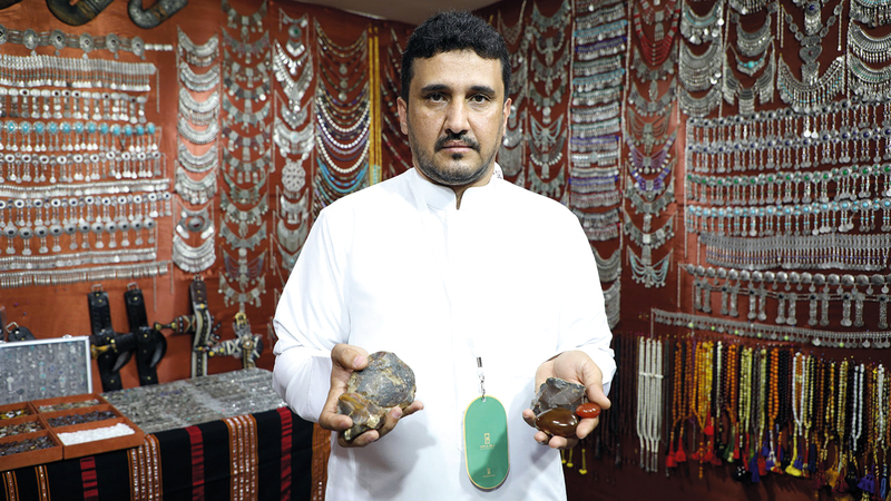 فهيم العامري من الجناح اليمني المشارك في «أيام الشارقة التراثية». من المصدر