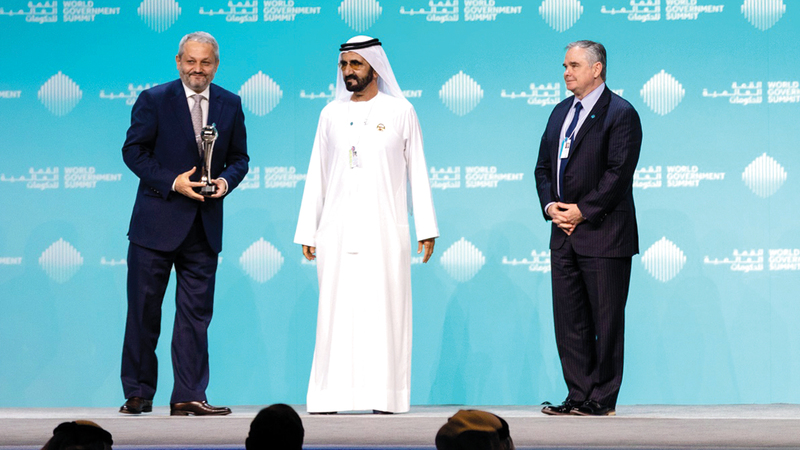 محمد بن راشد خلال تكريمه فيروز الدين فيروز الفائز بجائزة أفضل وزير لعام 2019.