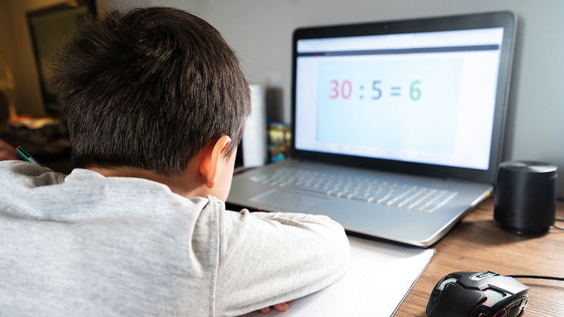 أطباء ينصحون بإعطاء العين راحة كل 20 دقيقة أثناء العمل والتعلم إلكترونياً.  أرشيفية