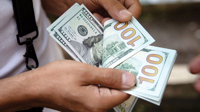 هناك آثار سلبية عدة لعمليات غسل الأموال أبرزها تأثر الاقتصاد بشكل سلبي. أرشيفية