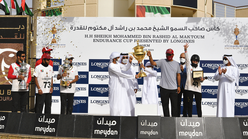 من تتويج الفائزين أمس في السباق.   تصوير: مصطفى قاسمي