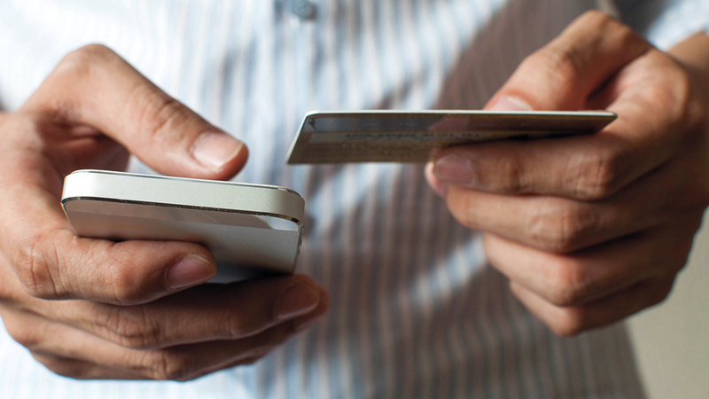 مصرفي يشدد على ضرورة أخذ المتعامل أقصى درجات الحذر في التعاملات الإلكترونية.    أرشيفية