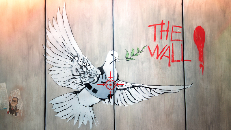 بانكسي من أكثر الفنانين العالميين شهرة وغموضاً في العالم.  تصوير: أحمد عرديتي