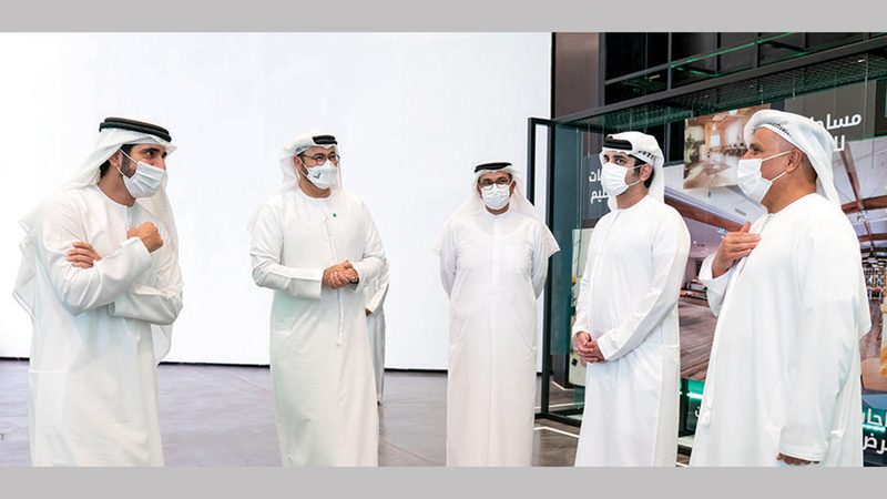 حمدان بن محمد خلال إطلاق مشروع &laquo;منطقة القوز الإبداعية&raquo; بحضور مكتوم بن محمد.  من المصدر