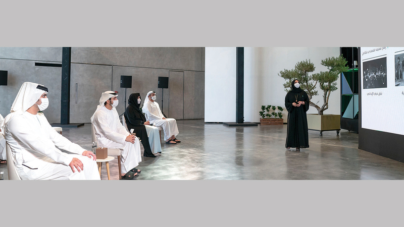 حمدان بن محمد ومكتوم بن محمد ولطيفة بنت محمد يطّلعون على تفاصيل مشروع &laquo;القوز الإبداعية&raquo;.  من المصدر