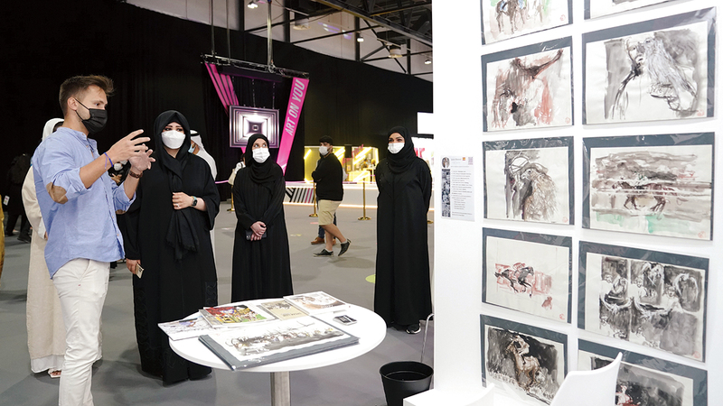 لطيفة بنت محمد خلال جولتها في أروقة المعرض الذي يستمر حتى 10 أبريل الجاري.   من المصدر