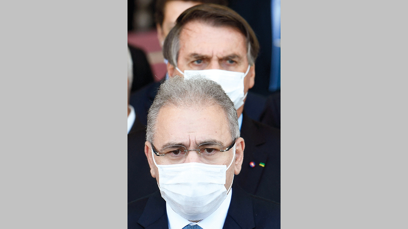 وزير الصحة البرازيلي الجديد، مارسيلو كويروغا، يتقدم بولسونارو لدى توجههما إلى مؤتمر صحافي لمحاولة طمأنة الناس، في ظل تصاعد أعداد المصابين والوفيات جراء جائحة «كورونا».   أ.ف.ب