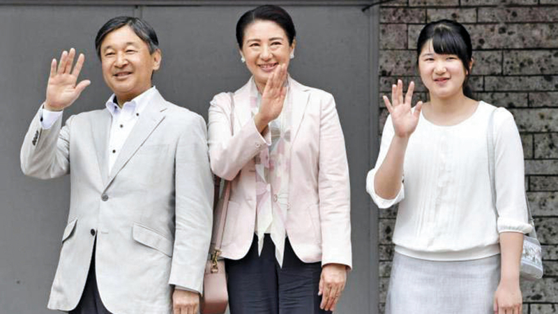 العائلة الإمبراطورية لديها ابنة واحدة هي الأميرة إيكو «إلى اليمين».   أرشيفية