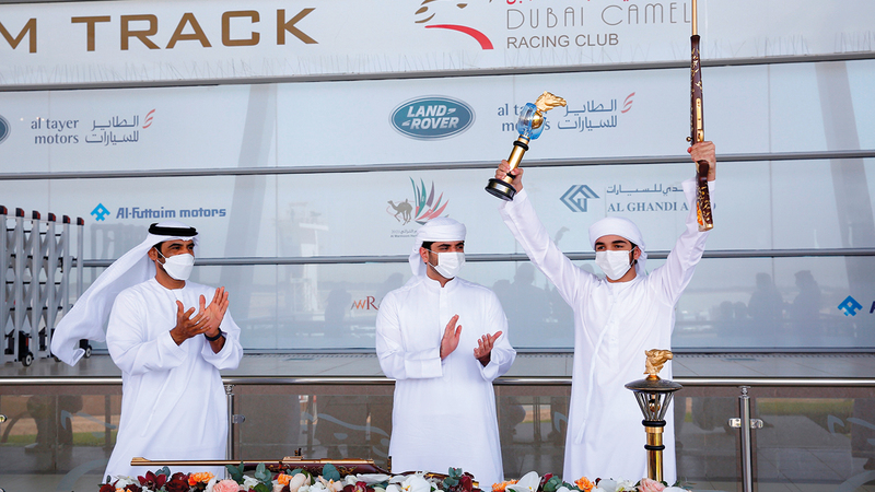 محمد بن راشد بن محمد يتسلم جوائز مؤسسة هجن العاصفة بحضور محمد بن مكتوم بن راشد. 	  تصوير: أسامة أبوغانم