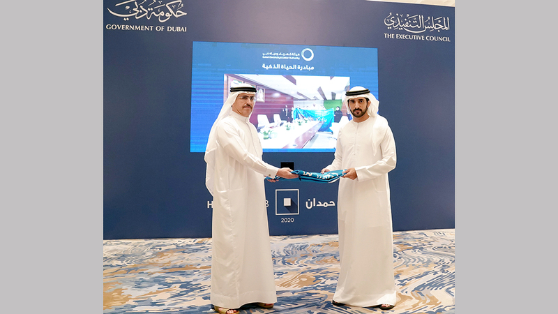 وليّ عهد دبي خلال تسليم &laquo;راية حمدان بن محمد للخدمات الحكومية 2020&raquo; إلى هيئة كهرباء ومياه دبي.  وام