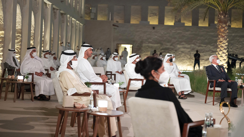 محمد بن زايد خلال حفل «جائزة أبوظبي» في نسختها العاشرة.   وام