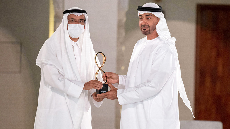 .. ويكرّم محمد المر.  وام