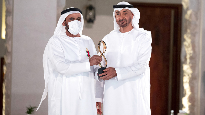محمد بن زايد يكرّم عبيد الكعبي.  وام