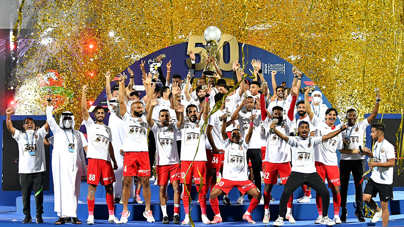 «فرسان دبي» يحتفلون بكأس الخليج العربي على منصة التتويج. À تصوير: أسامة أبوغانم