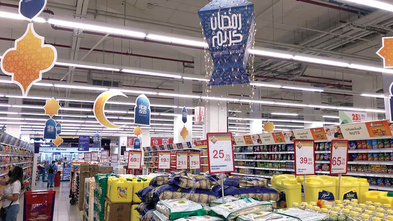 التخفيضات شملت اللحوم والدواجن الطازجة والمجمدة والأسماك والتمور.    تصوير: نجيب محمد