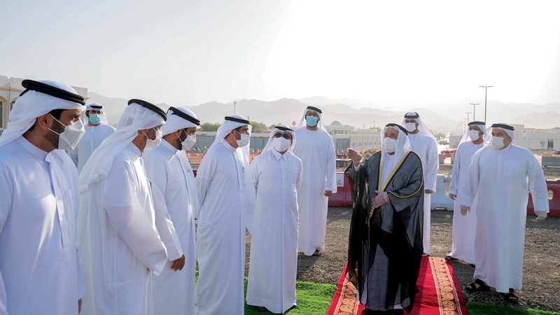 حاكم الشارقة خلال اطلاعه على العمليات الإنشائية المزمع تنفيذها.   من المصدر